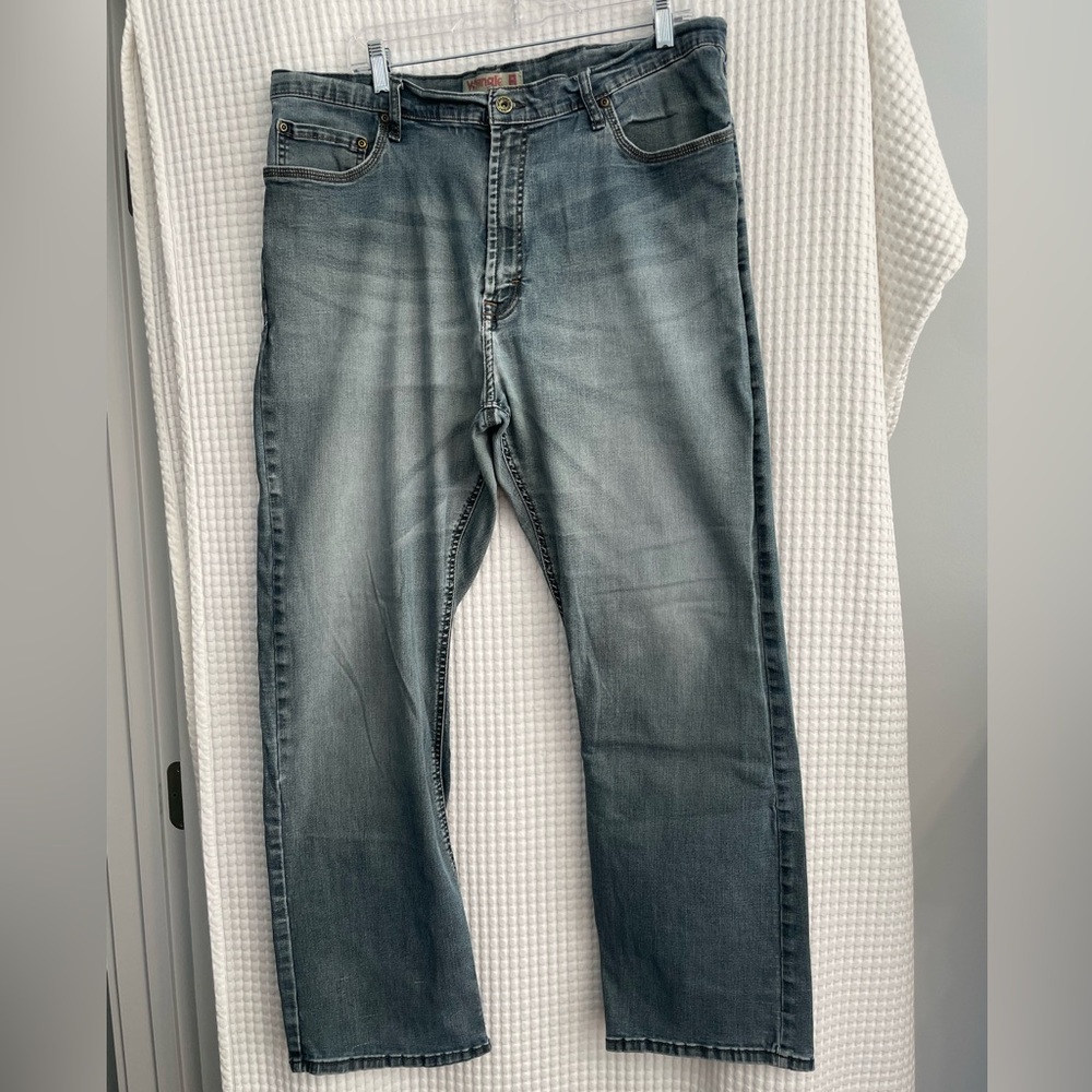 Wrangler Men's Faded Blue Jeans. Size 40x32